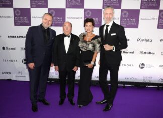 Erwin Müller wurde mit dem Persönlichkeitspreis der Fragrance Foundation geehrt Drei Männer und eine Frau in festlicher Gardarobe bei der Preisverleihung.