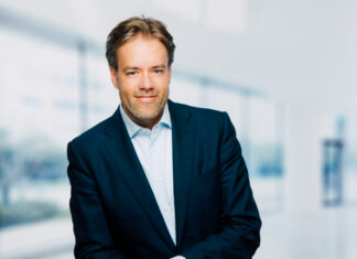 Mattias Mußler scheidet bei der        haircare.group aus Ein Mann in hellblauem Hemd und dunklem Blazer blickt in die Kamera.