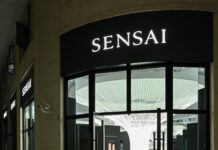 SENSAI eröffnet Flagship Store in Shanghai Glasfront eines Ladengeschäfts mit beleuchtetem POS