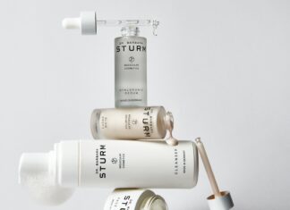 PUIG erwirbt Mehrheitsbeteiligung an Dr. Barbara Sturm Verschiedene Produkte wie Tigel, Pipette, Fläschen, sind zu einem Turm gestapelt.