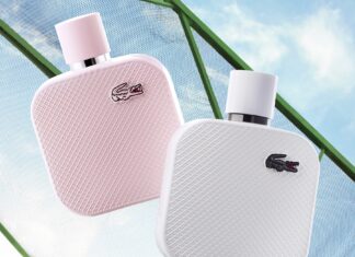 Die NOBILIS GROUP ist neuer Vertriebspartner für die Düfte der Marke LACOSTE Zwei Flakons - einer in zartrosa, einer in weiß - mit dem typischen Krokodil-Logo, schweben scheinbar in der Luft. Im Hintergrund ein grünes Netz vor blauem Himmel.