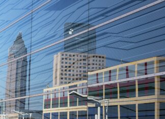 Die Mega-Messe der Konsumgüterbranche baut weltweite Führungsposition aus Spiegelung der Skyline mehrerer Gebäude in einer gläsernen Häuserfront