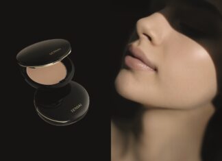 Links im Bild ein Etui mit dem Produkt und rechts im Bild das teilweise erhellte Gesicht einer jungen Frau.