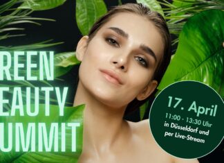 GREEN BEAUTY SUMMIT – vor Ort oder online Junge Frau blickt in die Kamera. Im Hintergrund dunkelgrüne Blätter