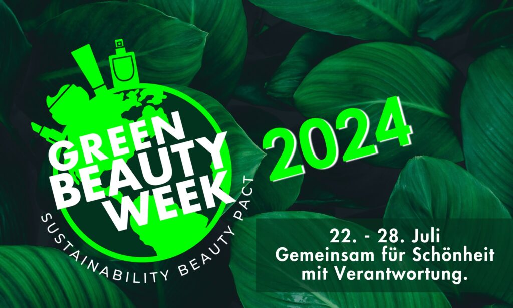 Logo der Green Beauty Week. Umrisse der Erde in leuchtendem Grün vor dem Hintergrund dunkelgrüner Blätter.