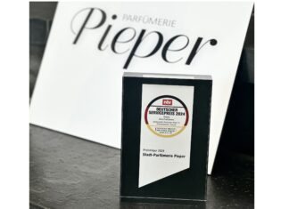 Deutscher Servicepreis: Parfümerie Pieper ausgezeichnet Zeigt die schwarze rechteckige bedruckte Auszeichnung.