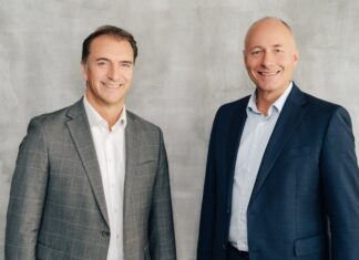 Hohe Stabilität und solide Finanzlage – beauty alliance weiter im Aufwärtstrend Zwei Männer in Blazern stehen vor einem grauen Hintergrund und blicken in die Kamera