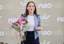 Spa Manager Award geht nach Bayerisch Gmain Junge Frau mit Blumenstrauß in der Hand