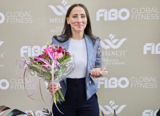 Spa Manager Award geht nach Bayerisch Gmain Junge Frau mit Blumenstrauß in der Hand