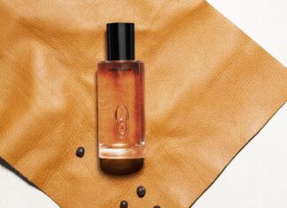 LEGENDÄR SCENTS. SOPHISTICATION CAN BE SO SIMPLE. Parfumflakon liegt auf einem hellbraunem Leder.