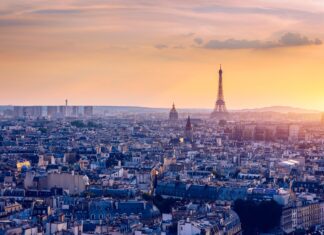 Skyline von Paris mit Eiffelturm im Sonnenuntergang