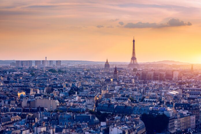 Skyline von Paris mit Eiffelturm im Sonnenuntergang