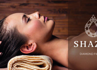 LUXUSHAARPFLEGE MIT DIAMANTGEFILTERTEM WASSER Junge Frau liegt entpannt auf dem Rücken und lässt sich den Kopf massieren.