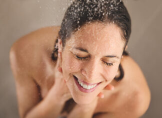 5 Tipps für pures Duschvergnügen Aufnahme von oben: Eine Frau beim Duschen.