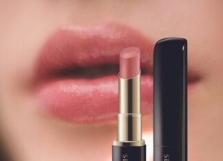 Am 6. Juli wird der Internationale Tag des Kusses gefeiert Gesichtsausschnitt einer Frau mit Fokus auf den rosa geschminkten Lippen.