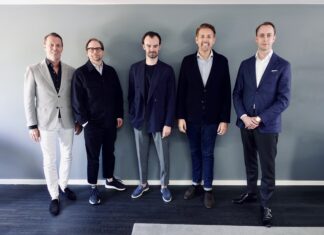 Care Cosmetics B.V. und Sommaire Beauté schließen Partnerschaft Fünf Männer in Anzügen blicken in die Kamera.