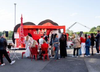 KENZO POP UP EVENT im Medienhafen Düsseldorf Mehrere Menschen vor einem in Rottönen gehaltenen Stand.