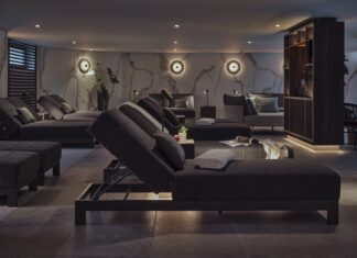 Leonardo Royal Baden-Baden erfindet sich neu als Wellnesshotel Blick in einen Spa mit Liegen zum Ausruhen.