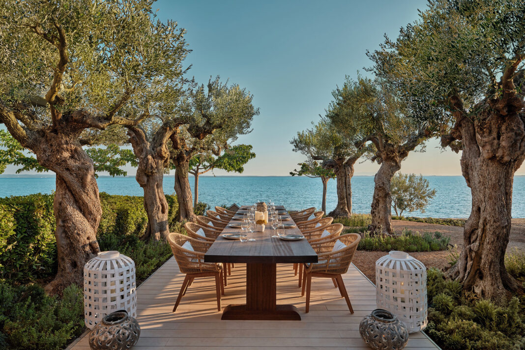 Ikos-Olivia_Ouzo-Restaurant_(c)_Ikos-Resorts