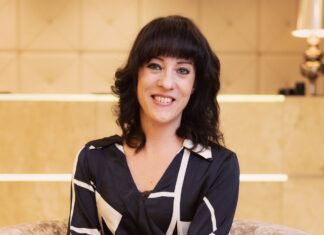 Waldorf Astoria Spa Berlin: neue Leitung, frisches Team, neues Spa-Menü Frau mit dunklen Haaren blickt lächelnd in die Kamera