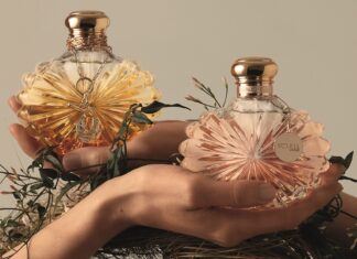 Die Nobilis Group erweitert die Vertriebspartnerschaft mit Lalique Beauty Zwei Hände halten jeweils einem Glasflakon mit goldenem Verschluss