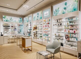 Schuback eröffnet Parfümerie im Rhein-Neckar-Zentrum in Viernheim Sitzecke mit hellen Möbeln und Regalen