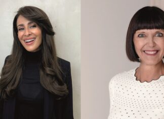 Stabwechsel in der Geschäftsführung der Estée Lauder Companies DACH Portraits von zwei Frauen, die in die Kamera lächeln. Eine mit dunklen langen Haaren und dunkel gekleidet, die andere mit dunklem Pagenschnitt und hell gekleidet