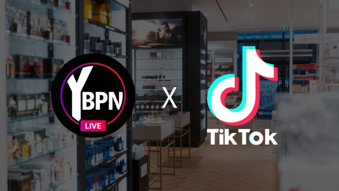 Die Logos von beauty alliance und TikTok. Im Hintergrund das Innere einer Parfümerie mit Regalen.