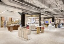 Breuninger eröffnet erstes Haus in Norddeutschland Blick auf eine Beauty Abteilung mit Verkaufstresen und Regalen - minimalistisch gehalten.