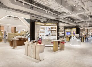 Breuninger eröffnet erstes Haus in Norddeutschland Blick auf eine Beauty Abteilung mit Verkaufstresen und Regalen - minimalistisch gehalten.