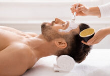 Ab in die Kabine, Mann! shutterstock_1824248894_Prostock-studio