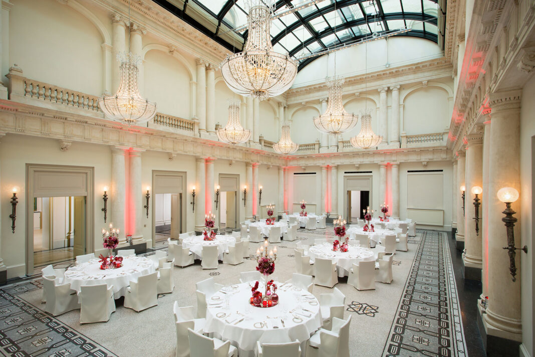 16-RFH-Hotel-de-Rome---Ballroom-8613-JG-Nov-16 Elegant eingedeckte runde Tische im Ballsaal mit Glaskuppel des Hotel de Rome
