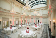 Rocco Forte Hotels gibt Betrieb des Hotel de Rome ab Elegant eingedeckte runde Tische im Ballsaal mit Glaskuppel des Hotel de Rome