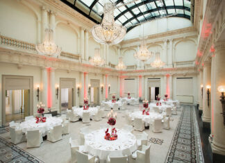 Rocco Forte Hotels gibt Betrieb des Hotel de Rome ab Elegant eingedeckte runde Tische im Ballsaal mit Glaskuppel des Hotel de Rome