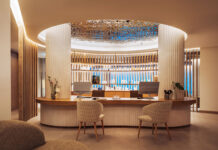 Premiere für ME by Meliá in Lissabon elegante Spa-Rezeption des ME Lisbon-Hotel mit geschwungener Theke und zwei Sesseln davor