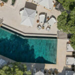 SLH führt Wellbeing Collection ein Luftbildaufnahme Hotelterasse mit Pool, Liegen und Sonnenschirmen