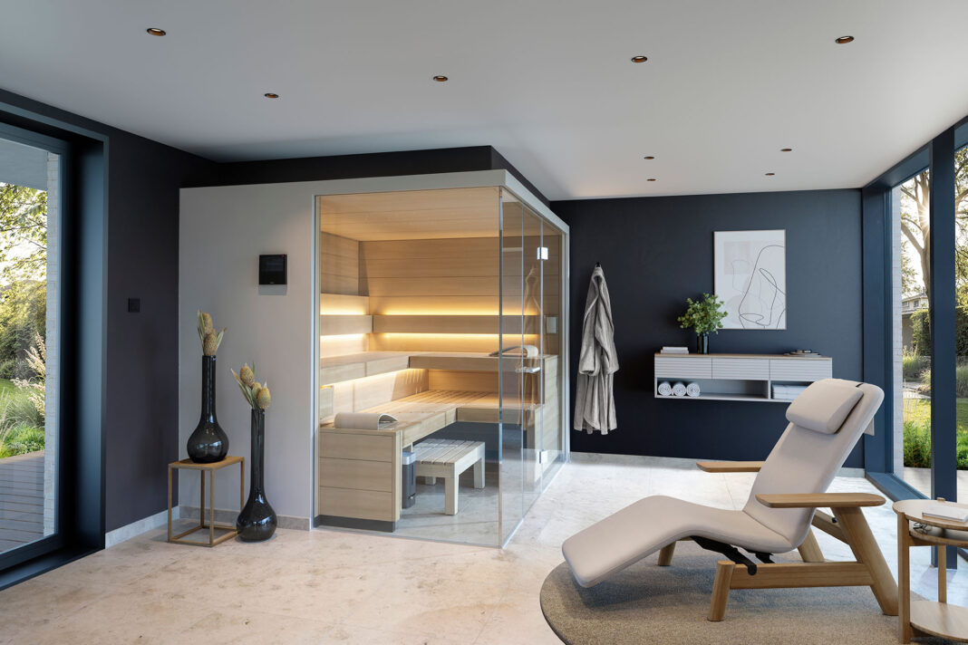 KLAFS_Wellnessliege_a_Aura_Ambiente Neue Somra-Wellnessliege von KLAFS im Spa-Bereich vor einer Saunakabine