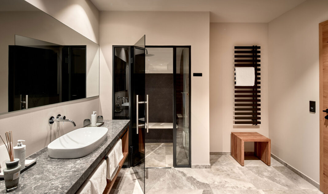 Mount-Med-Resort-Select-Spa-Chalet-Suite-Spa-Bathroom-(c)-Michael-Huber_mmr25_1475_p