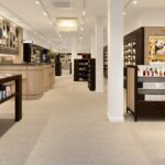 Skins kommt nach Deutschland Blick in einen Verkaufsbereich mit Regalen und Vitrinen mit Parfums und Kosmetik.