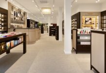 Skins kommt nach Deutschland Blick in einen Verkaufsbereich mit Regalen und Vitrinen mit Parfums und Kosmetik.