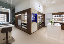 Skins kommt nach Deutschland Verkaufsfläche mit Regalen und Vitrinen