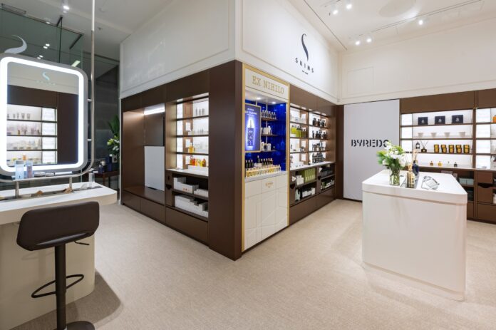 Verkaufsfläche mit Regalen und Vitrinen