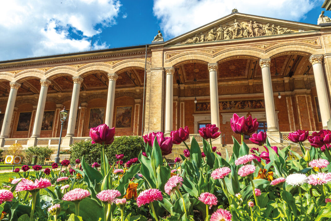 Baden-Baden_Trinkhalle_Fruehling-(c)-Baden-Baden-Kur-&-Tourismus-GmbH,-N