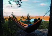 Finnland ist das glücklichste Land der Welt Man in a hammock Neitvuori Hill Mikkeli Visit Saimaa (2)