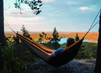 Finnland ist das glücklichste Land der Welt Man in a hammock Neitvuori Hill Mikkeli Visit Saimaa (2)