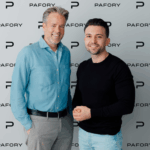 Mattias Mußler übernimmt Spitze des PAFORY Advisory Boards Zwei Männer stehen vor einer Wand mit Werbeaufdruck