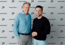 Mattias Mußler übernimmt Spitze des PAFORY Advisory Boards Zwei Männer stehen vor einer Wand mit Werbeaufdruck