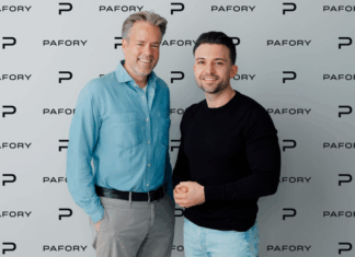 Mattias Mußler übernimmt Spitze des PAFORY Advisory Boards Zwei Männer stehen vor einer Wand mit Werbeaufdruck