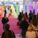 BEAUTY Düsseldorf zeigte die Vielfalt der Branche Messebesucher laufen über einen rosa farbenen Teppich zu den mannshohen Buchstaben des Beauty-Schriftzuges