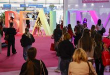 BEAUTY Düsseldorf zeigte die Vielfalt der Branche Messebesucher laufen über einen rosa farbenen Teppich zu den mannshohen Buchstaben des Beauty-Schriftzuges